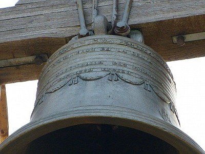L_eglise avec une de ses cloches, sa nef et sa facade2